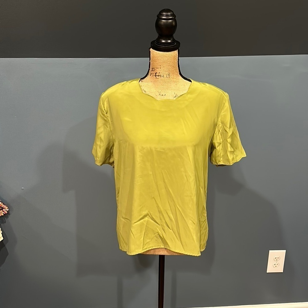 SaraStephen short sleeve blouse size medium women’s